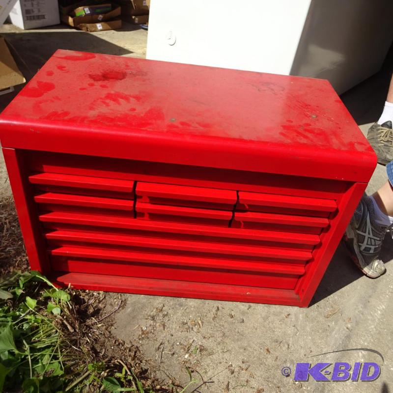lot 4 image: Snap on 9 drawer tool box with lock and key...