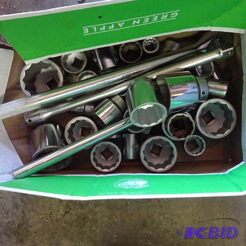 lot 49 image: Black Hawk 34 drive ratchet and lots of sock...