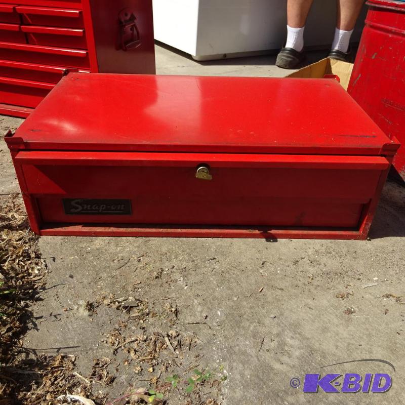 lot 7 image: 2 drawer snap on tool cabinet with lock and k...