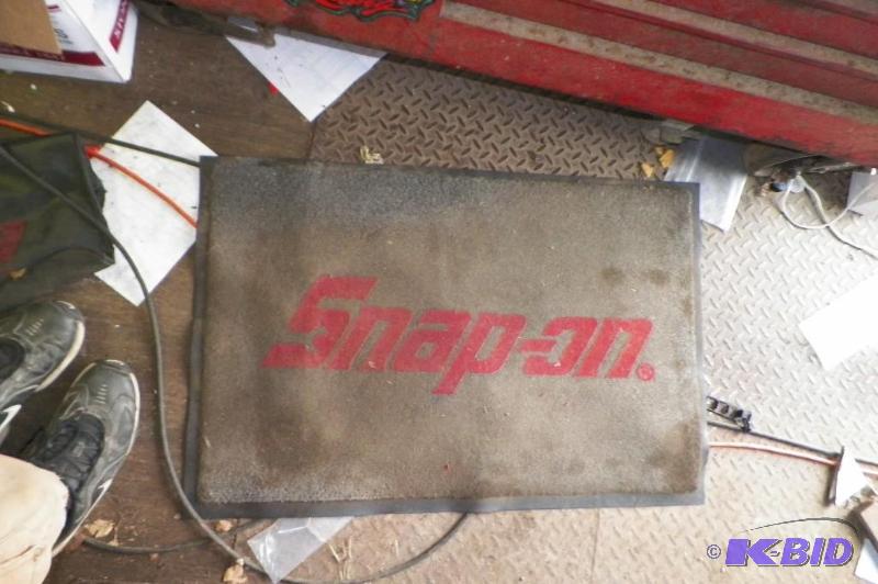 lot 2006 image: Snap-on Floor Mat. Needs Cleaning. Used. 36 x 24