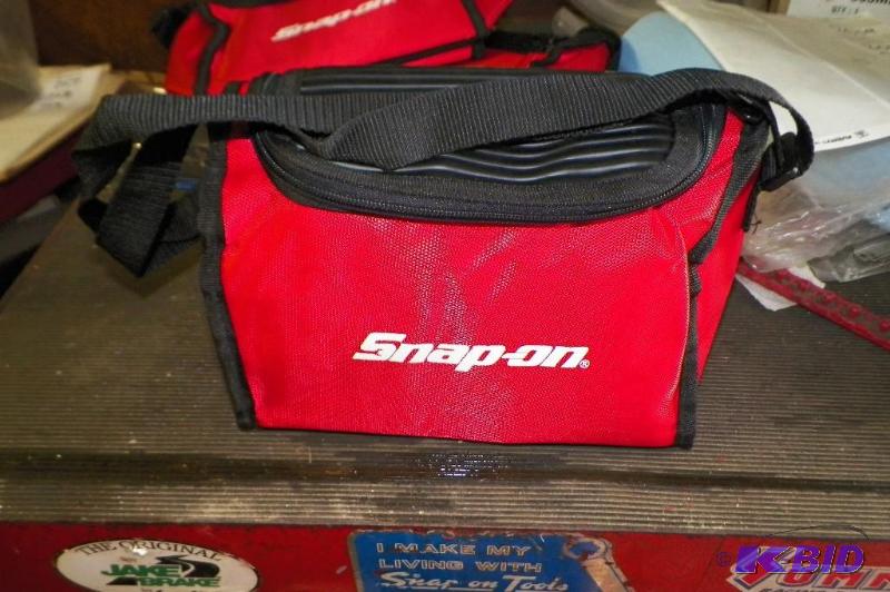 lot 2019 image: Snap-on Padded Insulated CoolerTool Bag