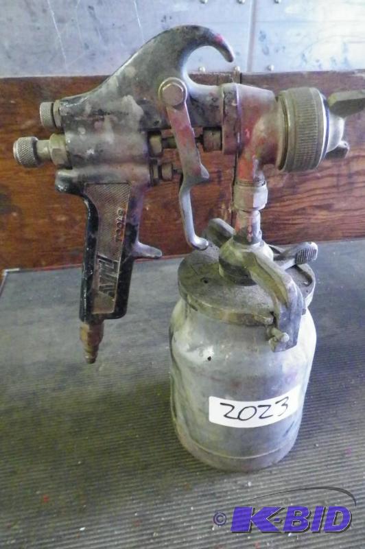lot 2023 image: Paint Sprayer Can