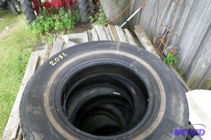 lot 2056 image: UniRoyal Tiger Paw P20570R14 This Doesnt Look Like It Was Used Much