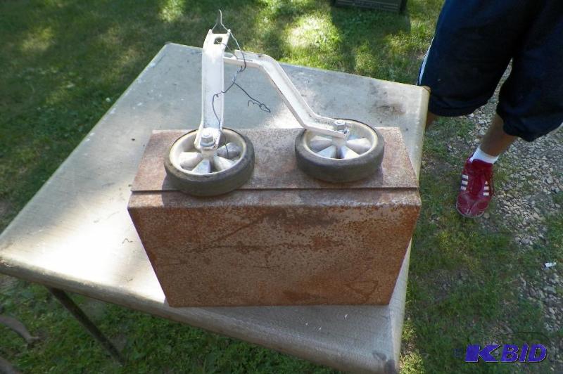 lot 2098 image: 2 training wheels and rusty box for rags