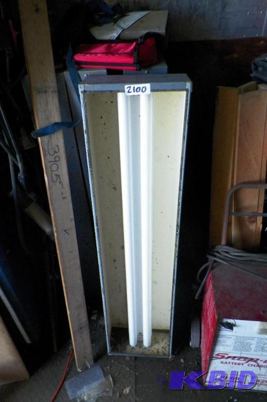 lot 2100 image: 4 48 Florescent Lights in metal boxes