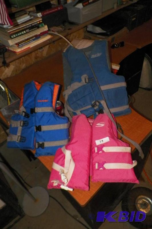 lot 39 image: 3 Life Jackets 1 Adult 2 Youth