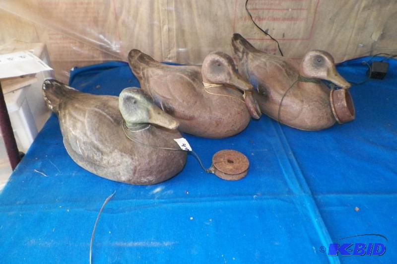lot 44 image: 3 Carry lite Duck Decoys