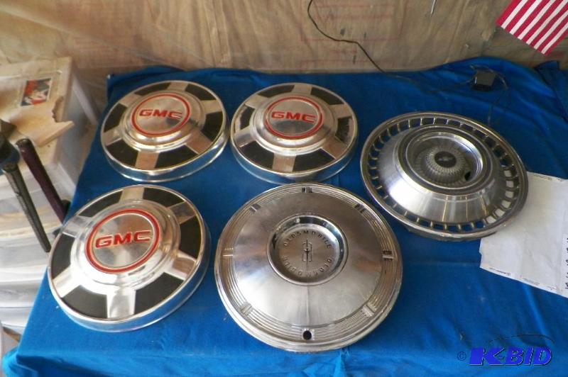 lot 55 image: 5 Hub Caps