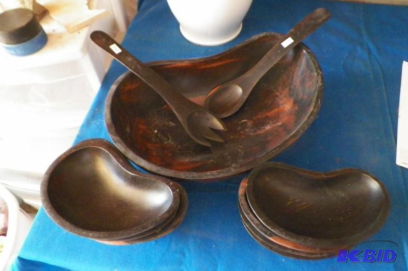 lot 80 image: Salad Bowl Set