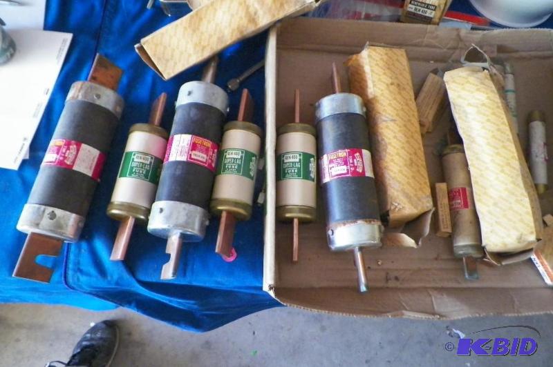 lot 84 image: Box of Buss Renewable Fuses