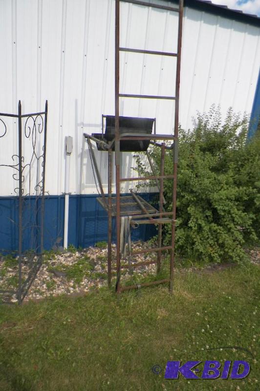 lot 90 image: Deer Stand with Ladder