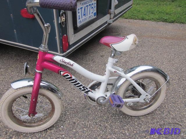 lot 142 image: Child bike