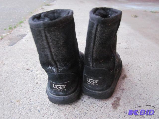 lot 147 image: Pair of childrens size US 9 black with spark...