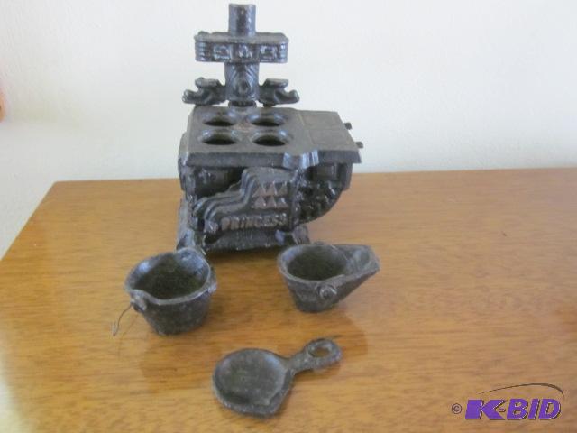 lot 29 image: Vintage cast iron salesman sample Princess ov...