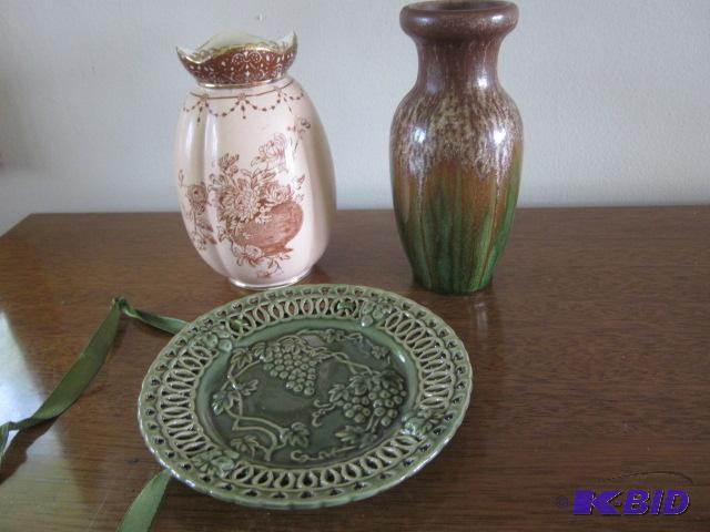 lot 57 image: Antique Doulton Transfer Ware vase and pair o...