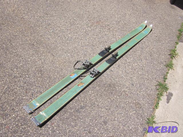 lot 70 image: Pair of vintage Northland wooden Sylkointe do...