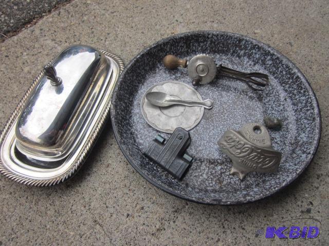 lot 98 image: Mixed lot of vintage household items, includi...