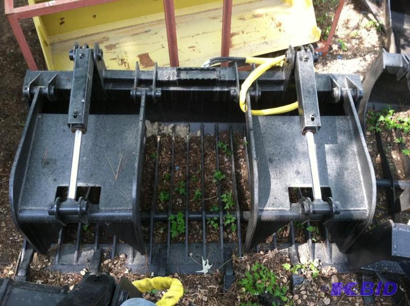 lot 107 image: Hydraulic Grapple Bucket
