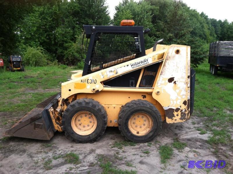 lot 17 image: Mustang Skid Steer loader bobcat 2060 HIGH FLOW UNIT 2060 LOW hours. Similar to 773 or 853, 863.