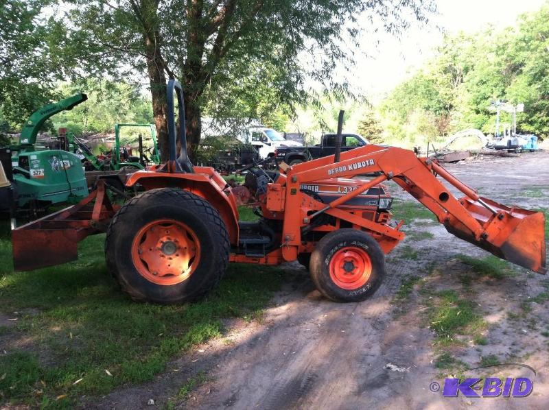 lot 21 image: Kubota L3350 Compact Utility Tractor. 40hp diesel. WLoader & back blade LOW HRS 4X4