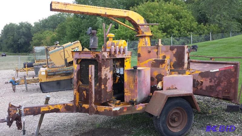 lot 27 image: Commercial disc Woodchipper - Brush Bandit 200 DIESEL cummins 100hp hydro feed