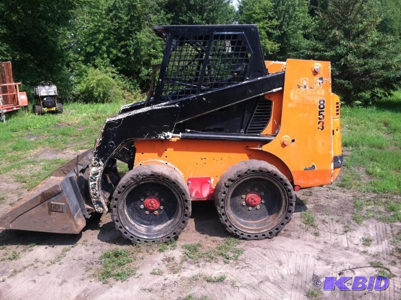 lot 32 image: 853 Bobcat Skid Steer