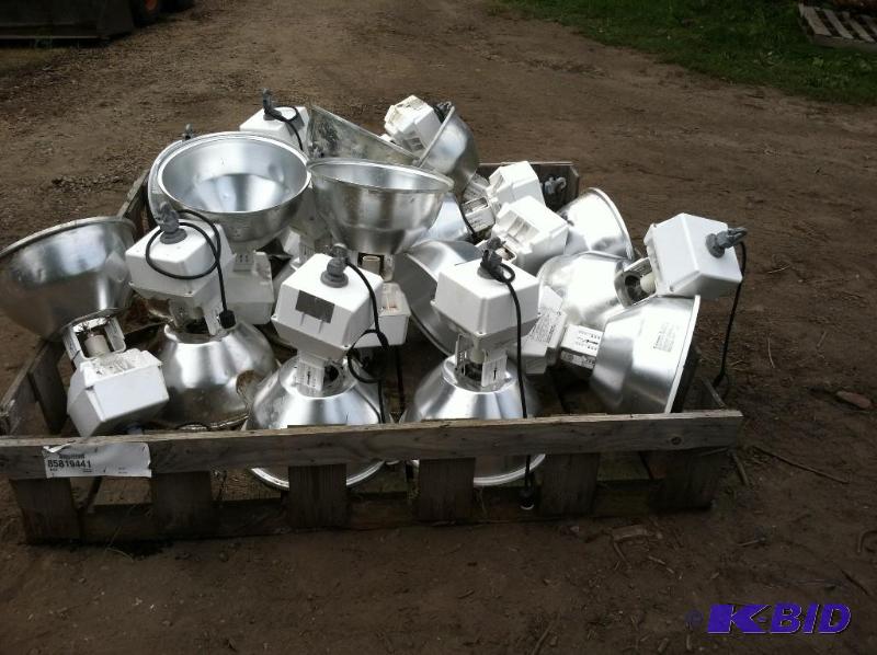 lot 42 image: LightsFixtures heavy duty metal hallide style