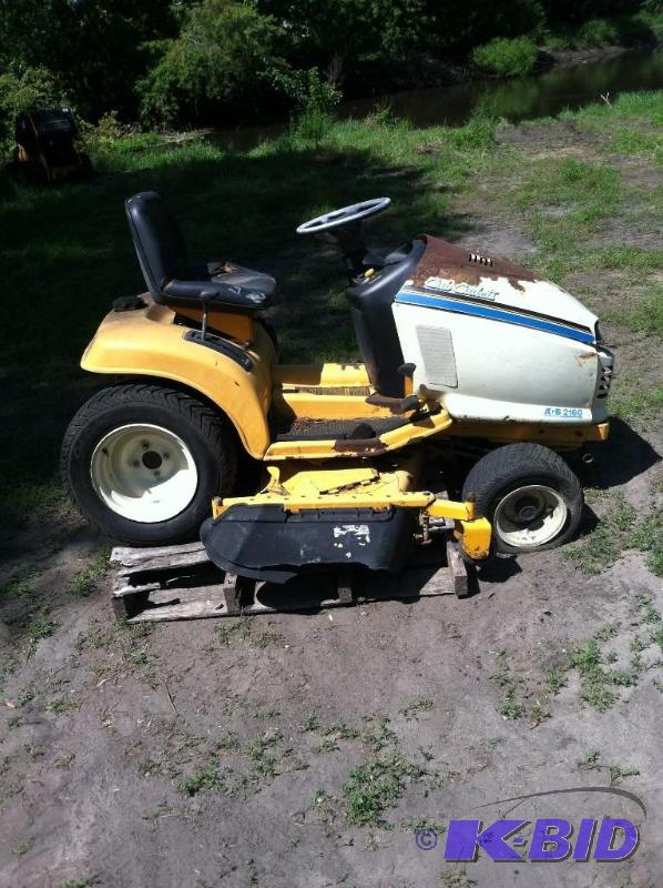 lot 47 image: Cub Cadet Lawn Tractor