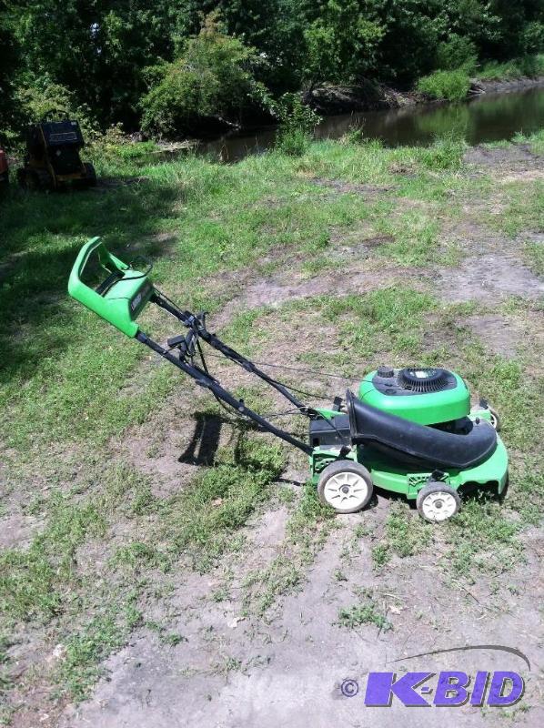 lot 50 image: Lawn Boy Self Propelled Push Mower