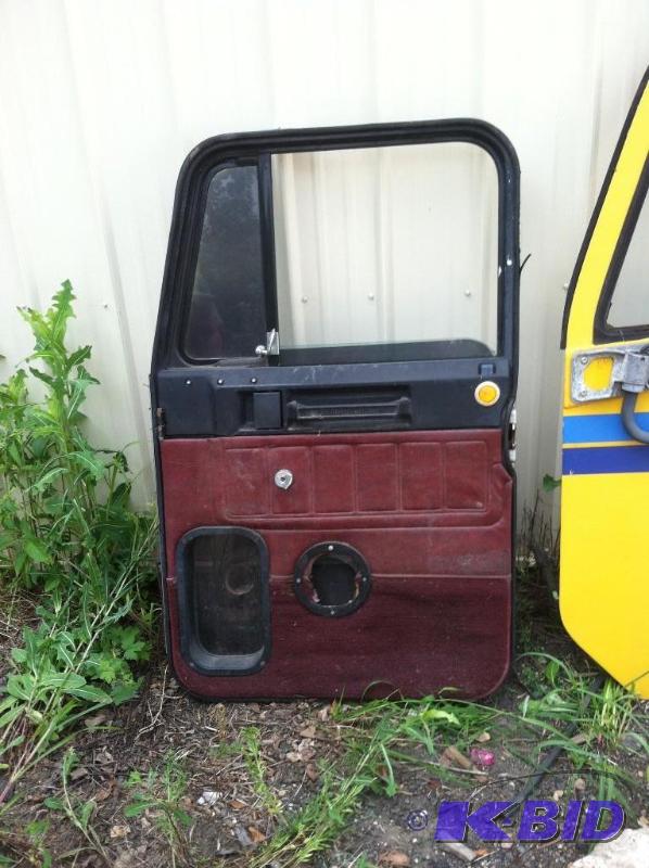 lot 98 image: Truck Door- from semi truck