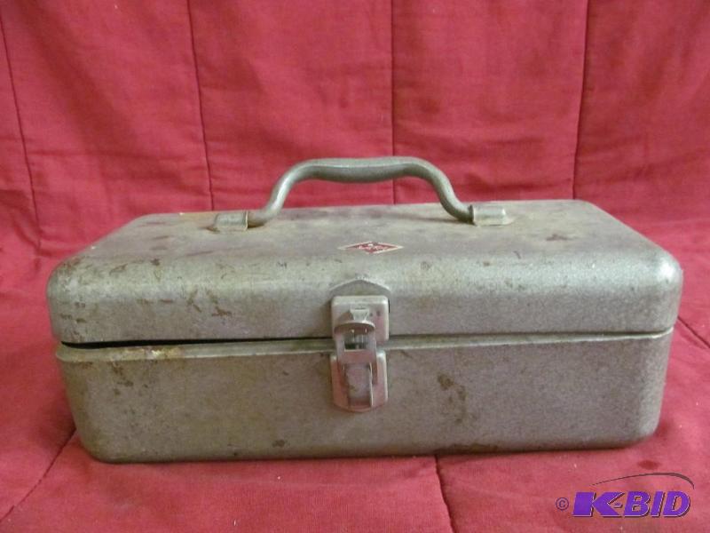 lot 79 image: Box