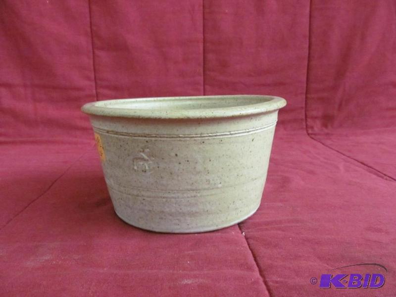 lot 89 image: Bowl