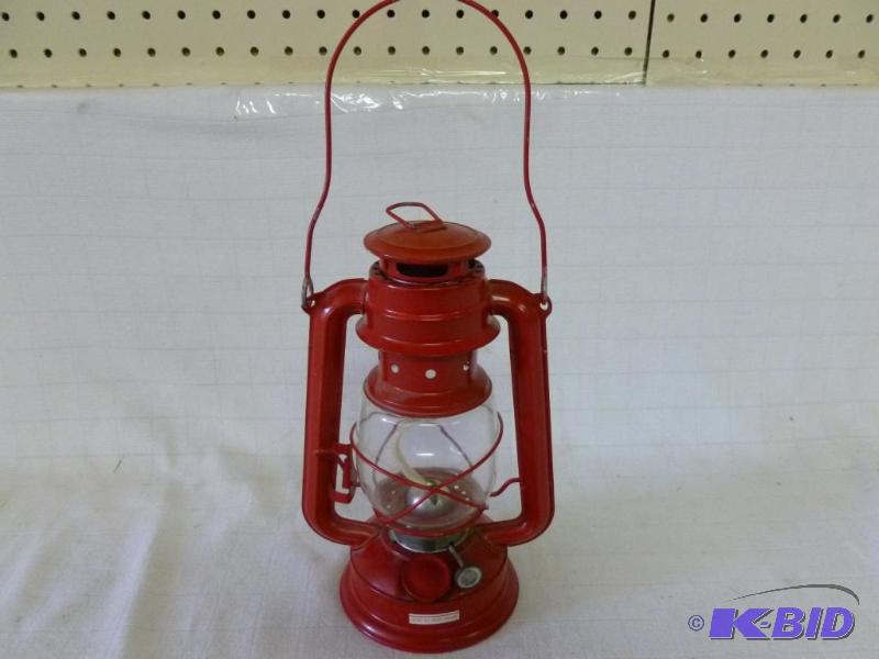 lot 125 image: Decorative metal bodied barn lantern that mea...