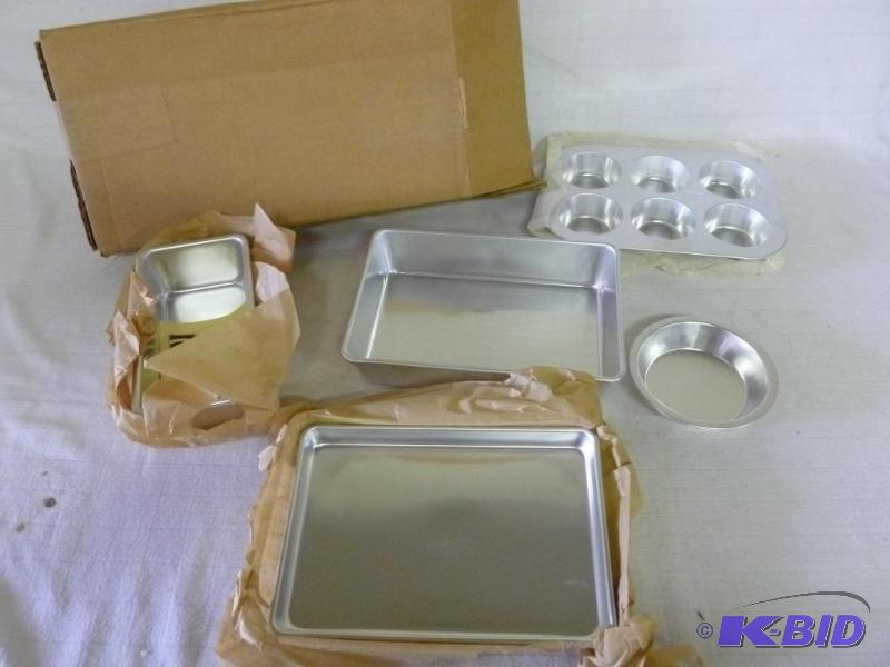 lot 182 image: Mirro&nbspsix piece aluminum toaster oven ba...