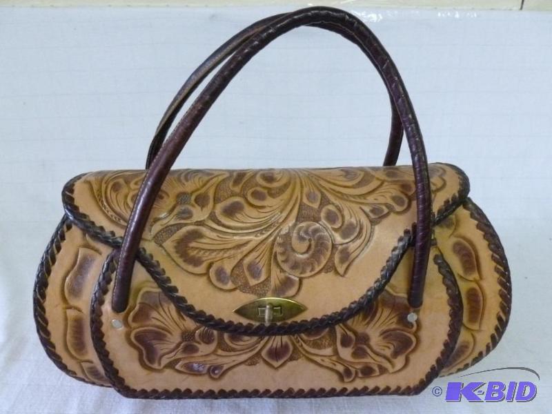 lot 193 image: Beautiful hand tooled leather purse, measures...