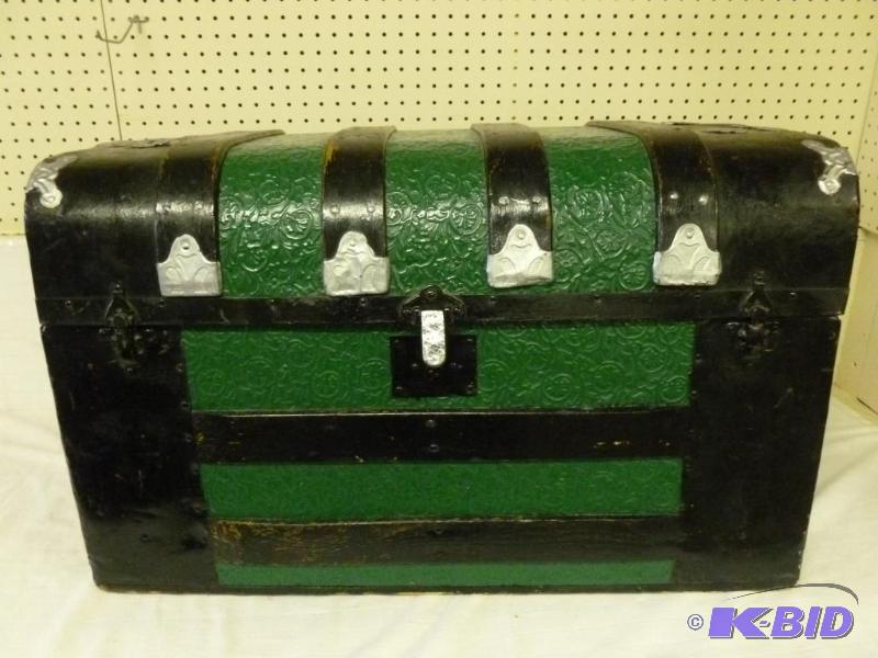 lot 20 image: Antique storage trunk that measures 16.5"...