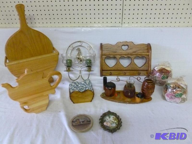 lot 200 image: Large lot of decorative items that includes a...