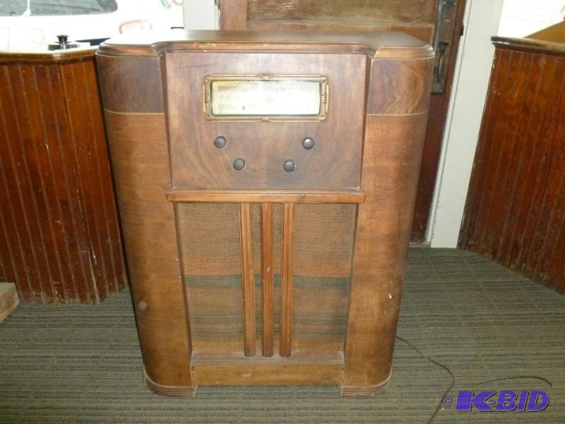 lot 22 image: Vintage Airline wood encased AM floor tube ra...