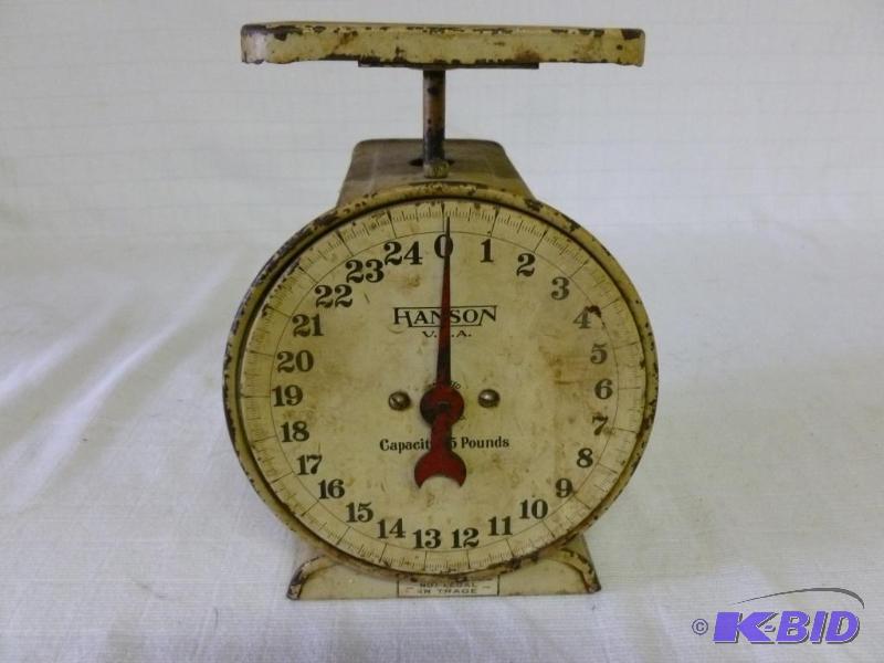 lot 41 image: Vintage Hanson USA 25 lbs. scale, has some sc...