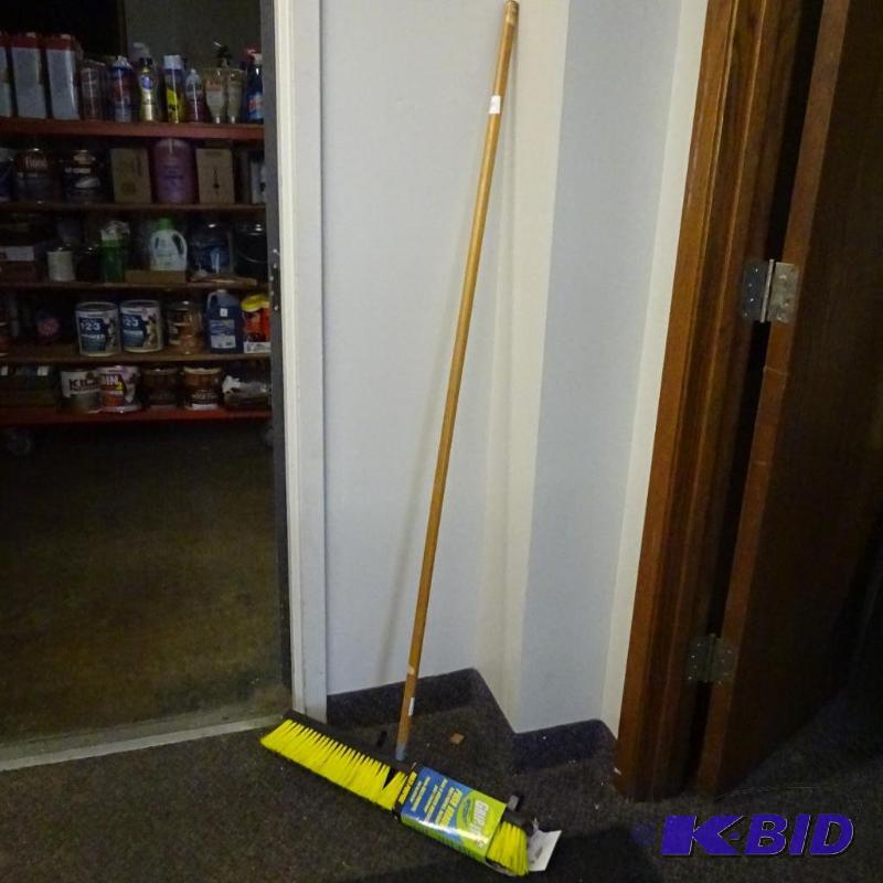 lot 174 image: New Grip-It 24 Multi Purpose Push Broom...