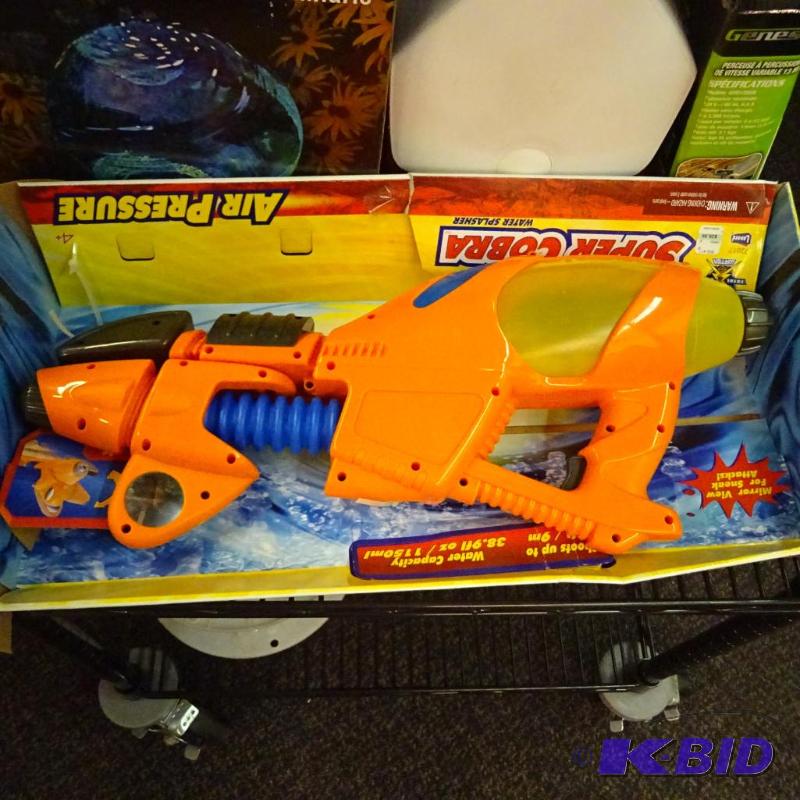 lot 304 image: NEW Super Cobra Water Soaker Gun. Air Pressur...