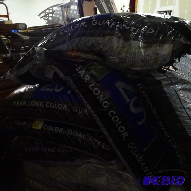 lot 322 image: Qty 5 Bags Scotts Nature Scapes Black Mulch A...