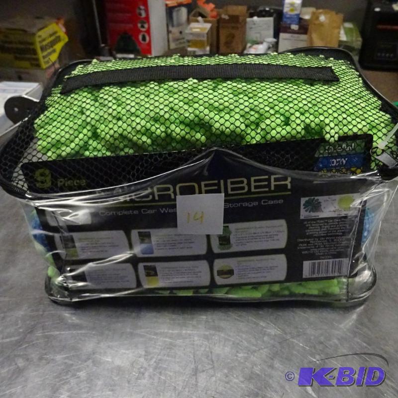 lot 14 image: NEW 8 pc Microfiber Car Wash Kit with storage...