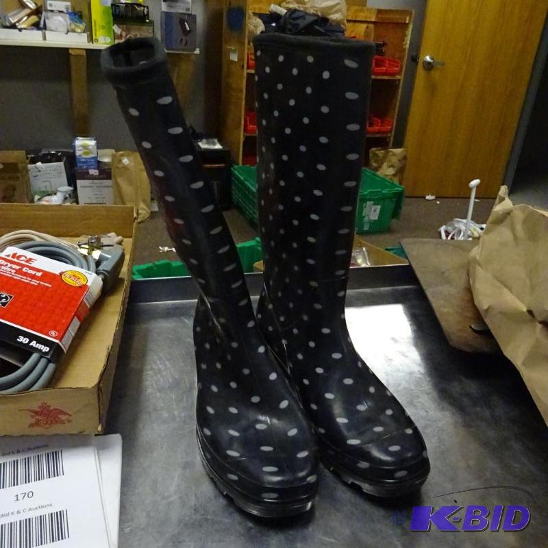 lot 175 image: NEW pair Womens Sz 10 rubber boots...