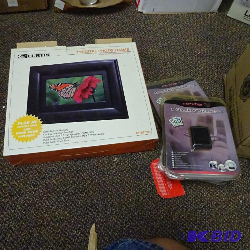 lot 241 image: New Curtis Digital Desktop Photo Frame and 3 ...