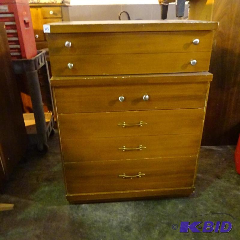 4 drawer dresser. Has some wear. 18 x 32 x 43...