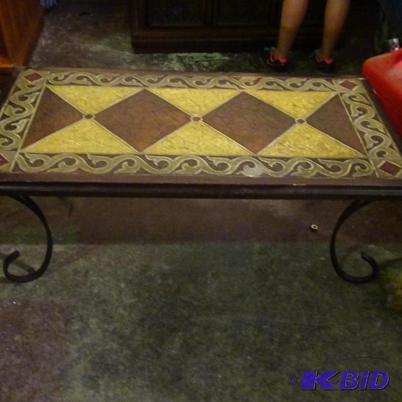 Coffee table. Metal legs. 45 x 23 x 18...