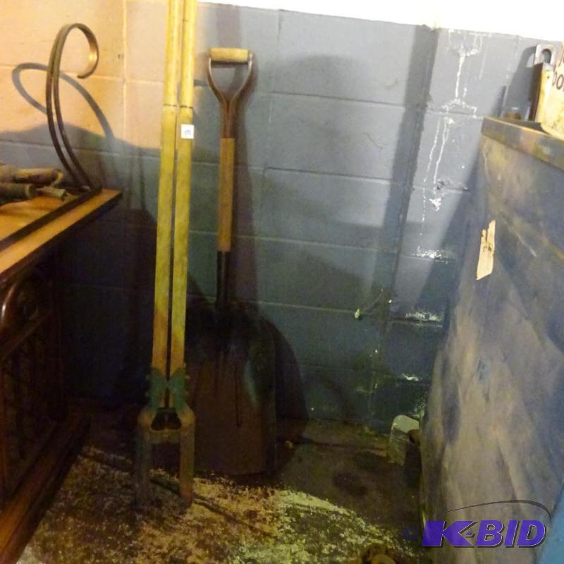 Long handle clamshell auger. Metal scoop shov...