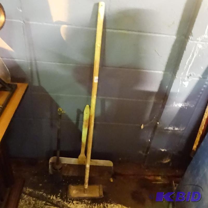 Sheet rock sander. Drywall mud smoother. Brus...