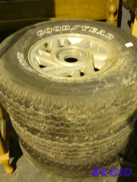 Truck tires aluminum rim. 6 hole rim. Good Ye...